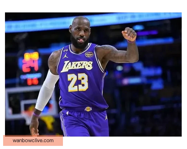 詹姆斯本赛季85次扣篮超前两年 获盛赞：退役前应拿五千万年薪