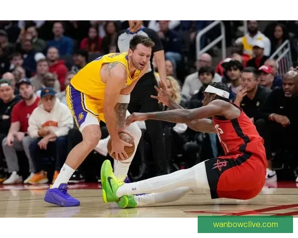 詹姆斯背靠背三双创历史新高 与东契奇赛后熊抱激情庆祝