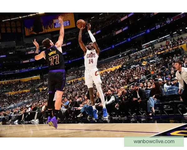 詹姆斯背靠背三双创历史新高 与东契奇赛后熊抱激情庆祝